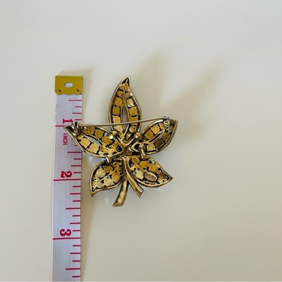 Rare Vintage Weiss Crystal and Ruby Petaled Brooch - Picture 8 of 9